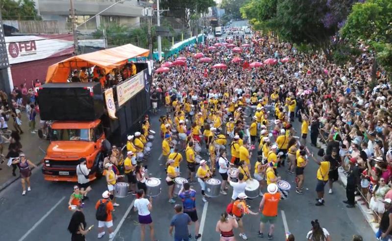 Academia de Bateria de Rua abre o Carnaval de São Paulo lançando bloco pop latino com hits de BadBunny e Shakira
