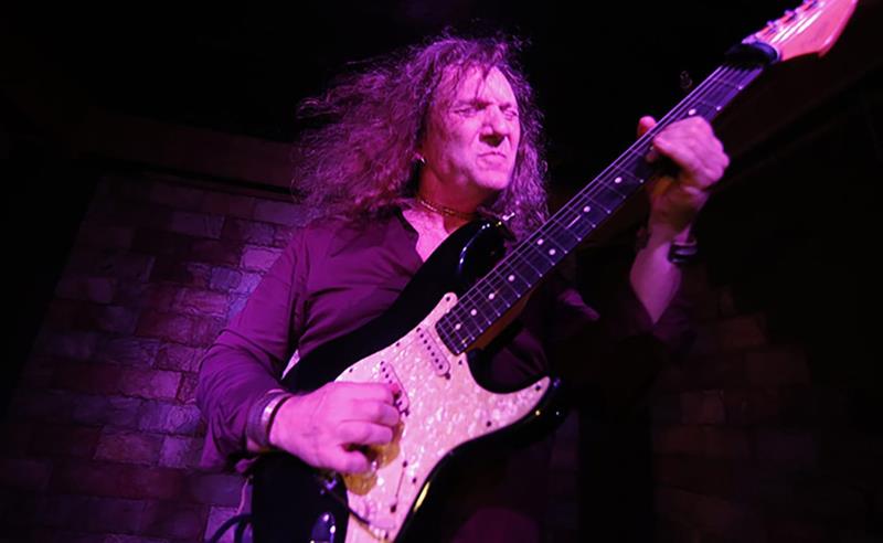 Fábio Rizental faz show em tributo ao Clube da Esquina na Tijuca