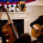 Fred Martins e Jaques Morelenbaum fazem tributo a João Gilberto no Dolores Club, na Lapa