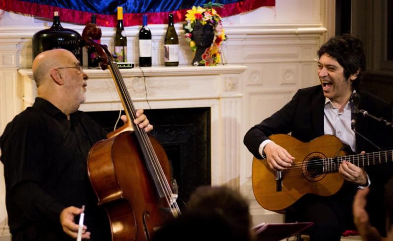 Fred Martins e Jaques Morelenbaum fazem tributo a João Gilberto no Dolores Club, na Lapa