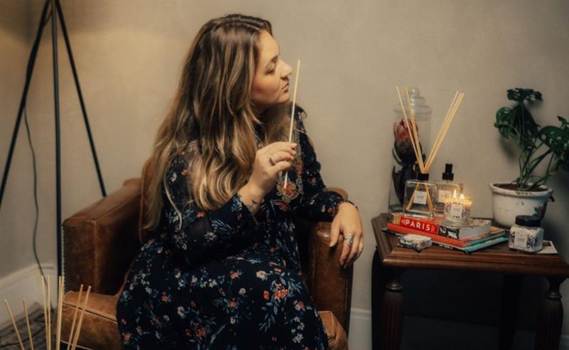 O cheiro da casa pode mudar o humor? Como os aromas influenciam o bem-estar emocional