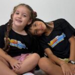 Maria Vitória Porto e Luísa Falconi Schutz dão voz à nova geração com o podcast PodKids Beach