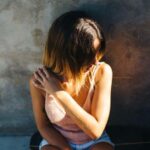 O trauma que só se revela depois: violência sexual na infância e adolescência pode marcar por décadas