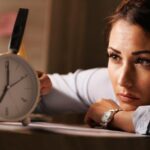 Procrastinação feminina tem raízes emocionais e começa muito antes da vida adulta