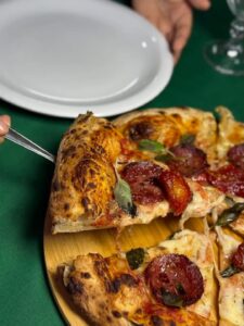 Produção de pizzas na Ricco Sabore