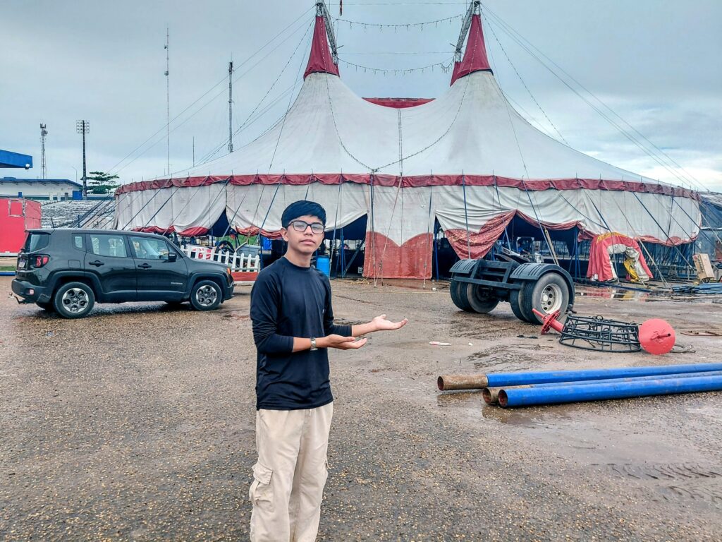 Circo Broadway em Manacapuru com estrutura montada e público chegando para o espetáculo