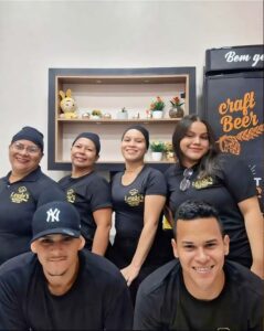 Preparação de alimentos no Leude’s Buffet