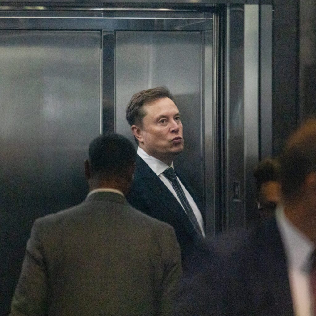 Derrota judicial de Elon Musk acelera avanço da inteligência artificial mesmo com protestos crescentes