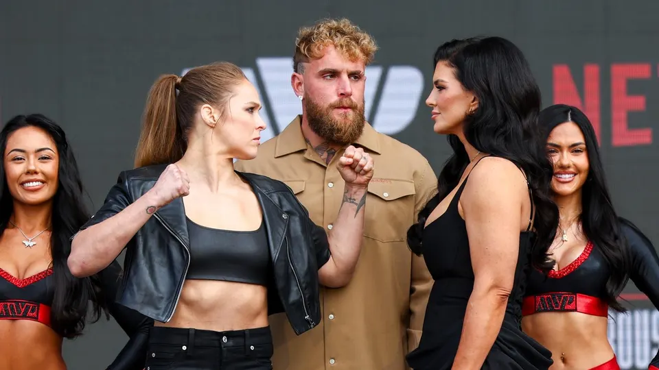Ronda Rousey e Gina Carano se enfrentam em evento da Netflix neste sábado