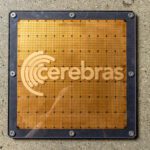 Cerebras, fabricante de chips de inteligência artificial, estreia na bolsa com alta de 89%