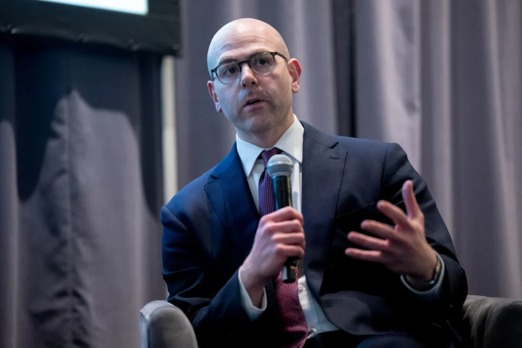 Governador do Fed, Stephen Miran, anuncia renúncia após posse de Kevin Warsh
