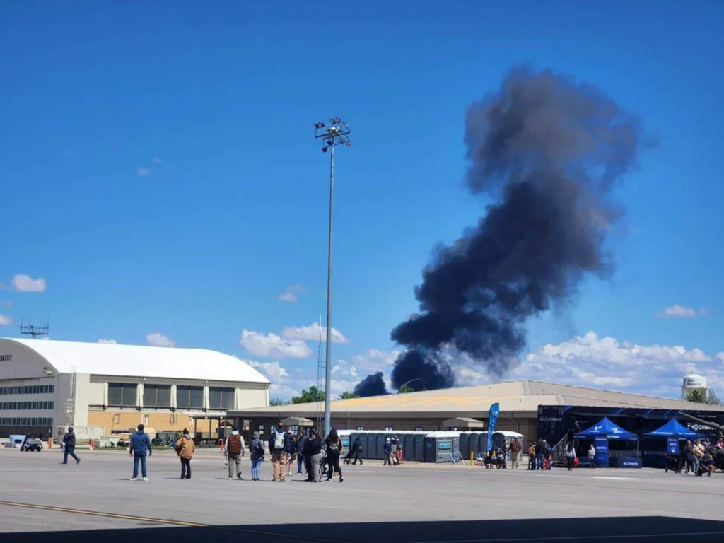 Quatro tripulantes ejetam-se com segurança após colisão entre dois jatos da Marinha em show aéreo em Idaho