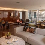 Executivo encontra colar de esmeraldas em exposição no Rosewood São Paulo durante café de negócios