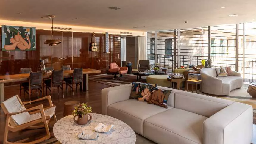 Executivo encontra colar de esmeraldas em exposição no Rosewood São Paulo durante café de negócios