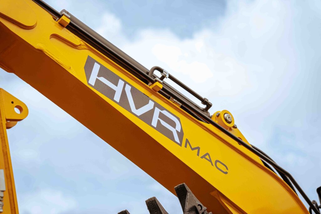 Desenvolvimento 100% brasileiro, configuração premium e preço competitivo: Grupo KMR lança marca de linha amarela