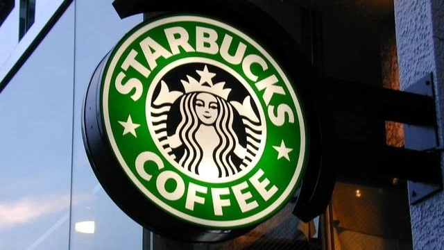 Starbucks anuncia corte de 300 vagas corporativas nos EUA para recuperar margens e avançar reestruturação