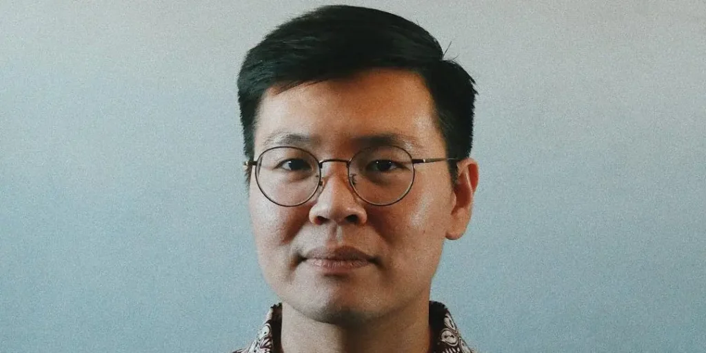 Pesquisador em Singapura cria projeto paralelo de publicações literárias e busca não ter prejuízo