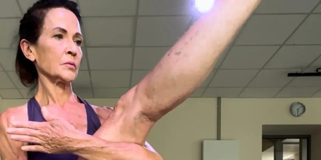 Aos 75 anos, após segunda prótese no quadril, mulher começa a competir em powerlifting e diz sentir-se mais forte
