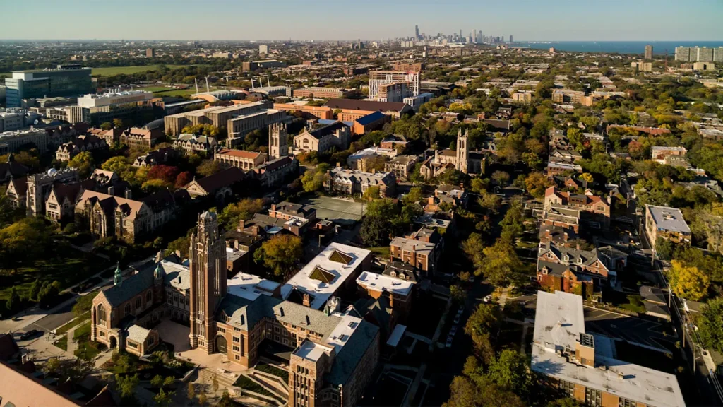 Universidade de Chicago anuncia isenção de mensalidades para estudantes de baixa renda
