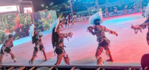 Dançarina Ciazinha com leque durante coreografia do boi-bumbá em Manacapuru