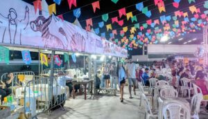 Comissão julgadora avaliando apresentações do Festival Folclórico de Manacapuru